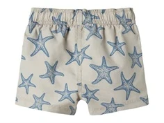 Sandfarvet badeshorts med blå søstjerner fra Name it 13239792 pure cashmere bagfra